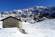 38 Baita Sura (1568 m) con vista in Cima Alben in alto a dx